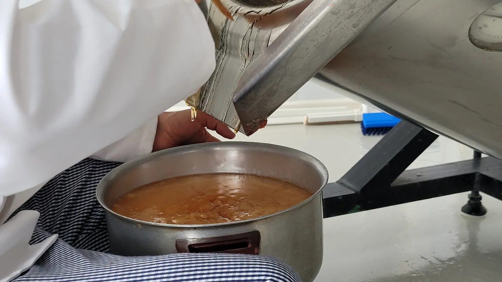 La pâte de fruit versée de la casserole sur la plaque