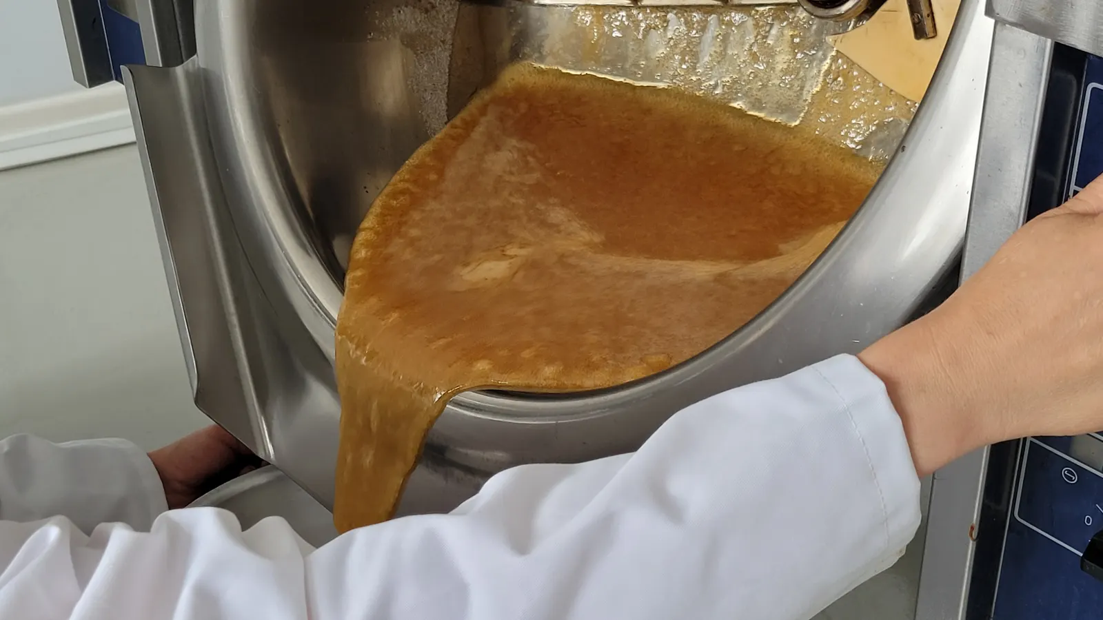 La pulpe de fruit cuite, versée du chaudron dans un récipient